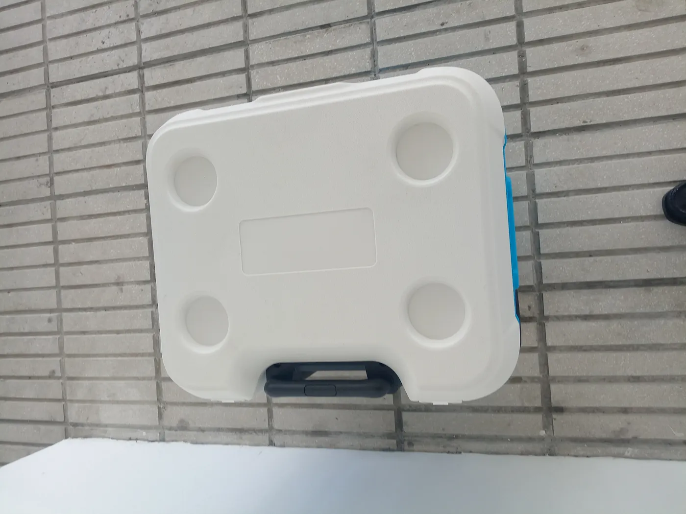 Nevera portátil con ruedas azul y blanca para camping y playa