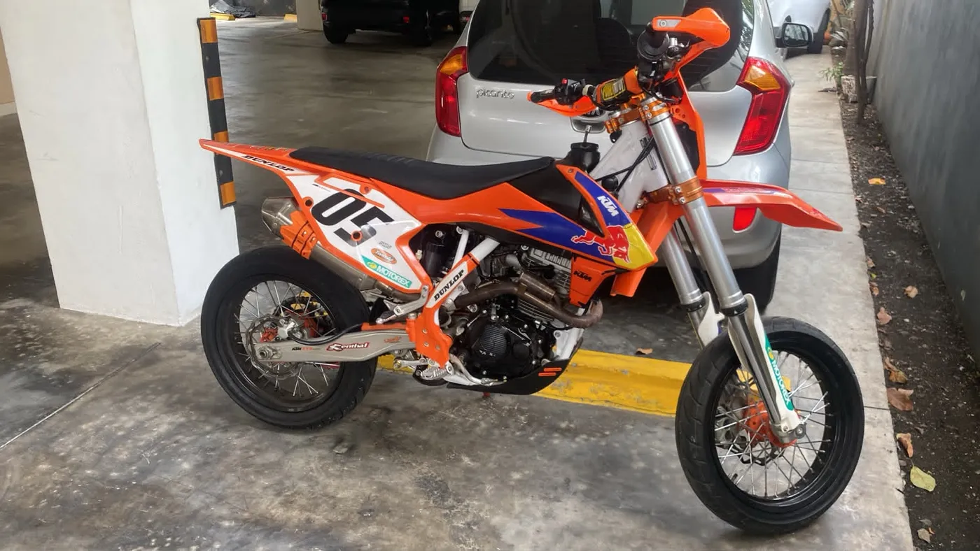 Moto Supermoto 250cc tipo KTM personalizada con accesorios