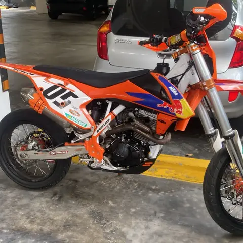 Moto Supermoto 250cc tipo KTM personalizada con accesorios