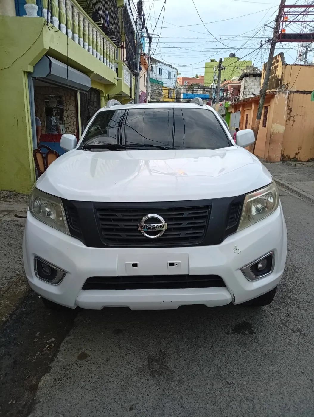 Nissan Frontier NP300 4x4 Blanca con Tapa Marinera