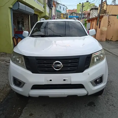 Nissan Frontier NP300 4x4 Blanca con Tapa Marinera