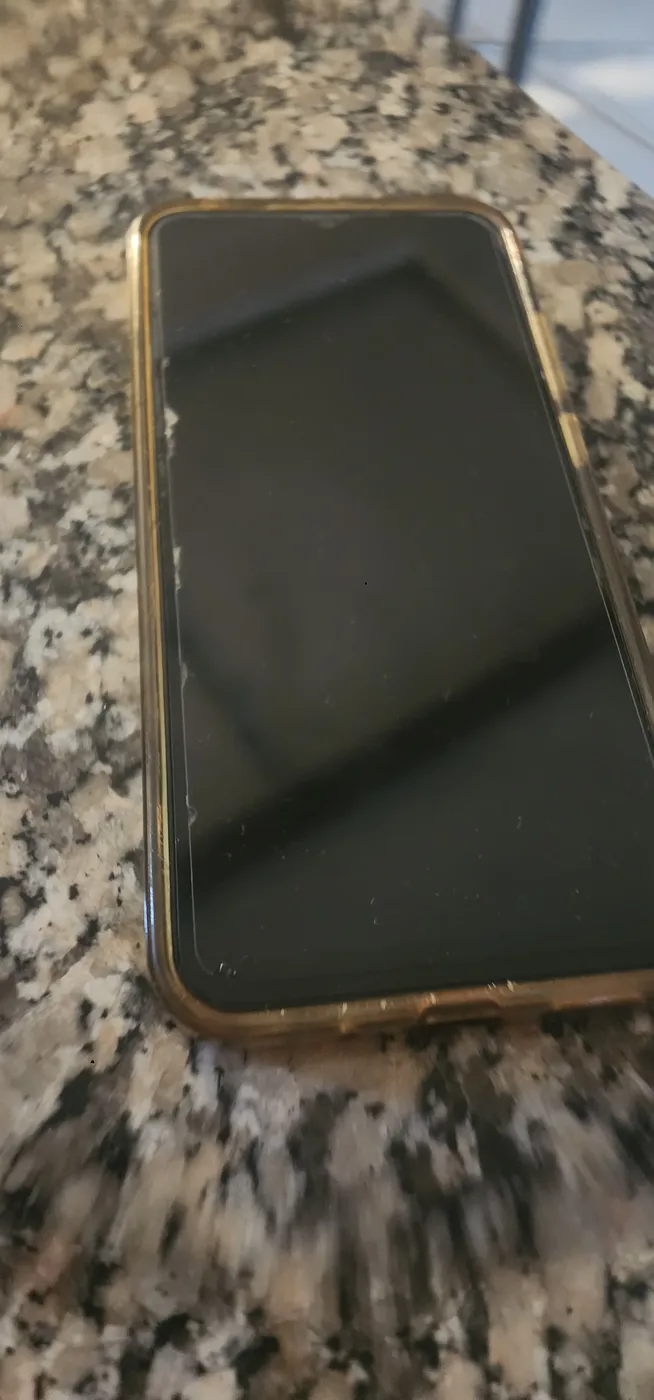 iPhone con funda protectora dorada